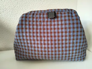 Neceser estampado cuadros azul y marrón