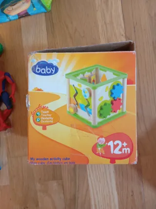 Cubo de actividades de madera para bebés