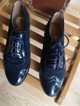 Zapatos Oxford azules y negros