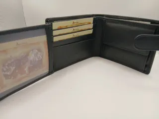 Cartera de piel negra con cierre