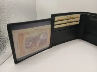 Cartera de piel negra con cierre