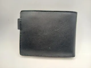 Cartera de piel negra con cierre