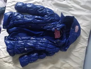 Abrigo acolchado niña azul eléctrico