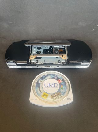 PSP 2004 Negra + Cargador + Juego