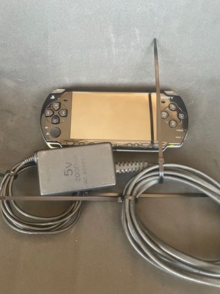 PSP 2004 Negra + Cargador + Juego