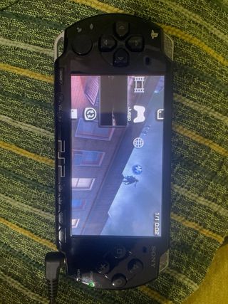 PSP 2004 Negra + Cargador + Juego