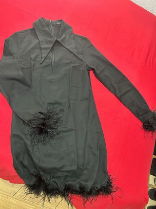 Vestido negro con plumas