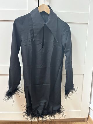 Vestido negro con plumas