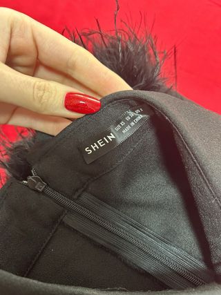 Vestido negro con plumas