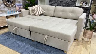 Sofá cama beige con chaise longue