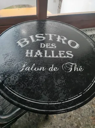 Mesa redonda de metal estilo bistró