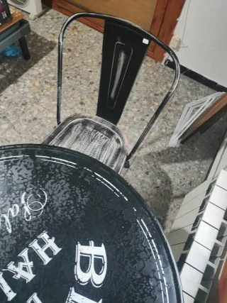 Mesa redonda de metal estilo bistró