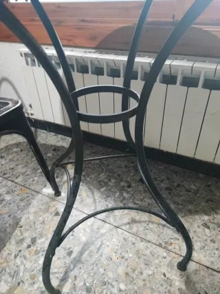 Mesa redonda de metal estilo bistró