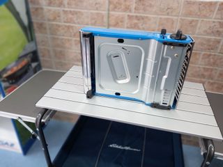 Cocina de camping azul y plateada