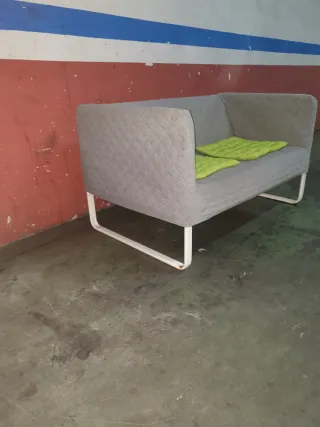 Sofá 2 plazas Ikea gris modelo knopparp