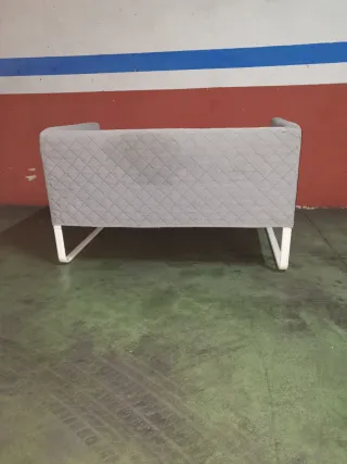 Sofá 2 plazas Ikea gris modelo knopparp