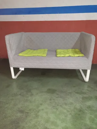 Sofá 2 plazas Ikea gris modelo knopparp