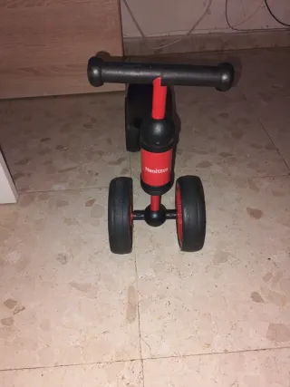 Triciclo infantil rojo y negro