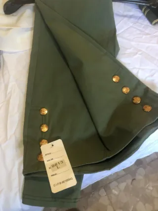 Chaqueta militar verde con detalles dorados