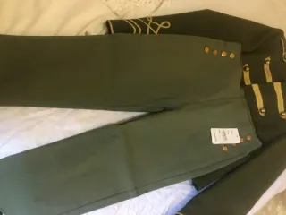 Chaqueta militar verde con detalles dorados