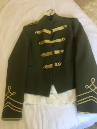 Chaqueta militar verde con detalles dorados