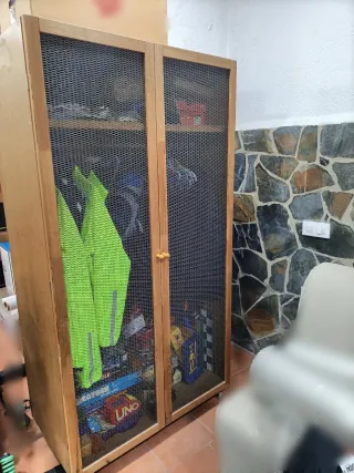 Armario de madera y rejilla con ruedas