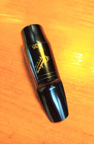 Boquilla Saxo Alto Vandoren V5 A35. Sin uso.