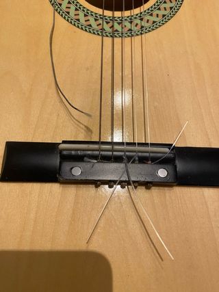 Guitarra española con cuerda rota