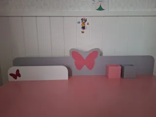 Escritorio infantil con cajón y estantes