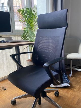 Silla de oficina ergonómica con reposacabezas