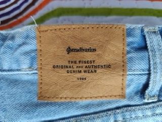 Falda vaquera desgastada