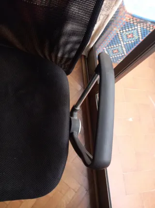 Silla de oficina ergonómica negra