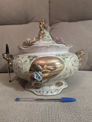 Sopera Pereiras Valado. Porcelana portgual. Dorada