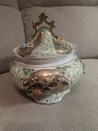 Sopera Pereiras Valado. Porcelana portgual. Dorada