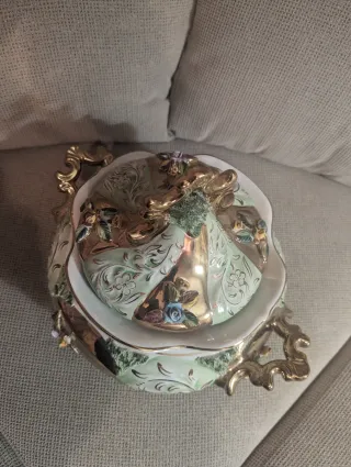 Sopera Pereiras Valado. Porcelana portgual. Dorada