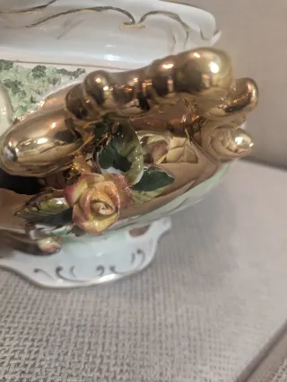 Sopera Pereiras Valado. Porcelana portgual. Dorada