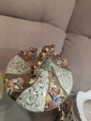 Sopera Pereiras Valado. Porcelana portgual. Dorada