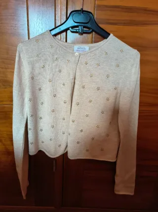 Rebeca beige con detalles dorados