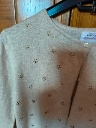 Rebeca beige con detalles dorados