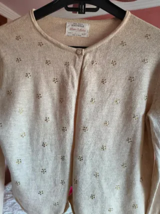 Rebeca beige con detalles dorados