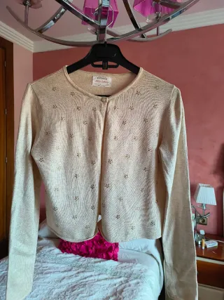 Rebeca beige con detalles dorados