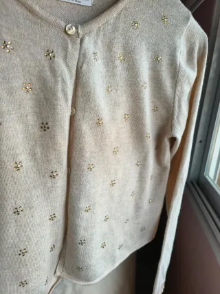 Rebeca beige con detalles dorados