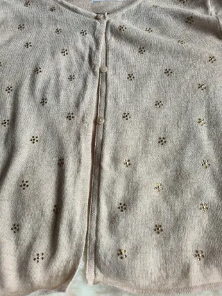 Rebeca beige con detalles dorados