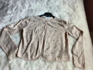 Rebeca beige con detalles dorados