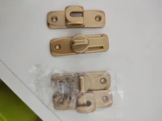 Juego de cerrojos dorados