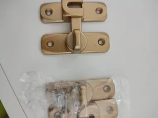 Juego de cerrojos dorados