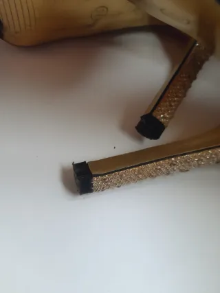 Zapatos n35  fiesta de tacón dorados con pedrería