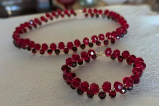 Gargantilla y pulsera de cristal rojo