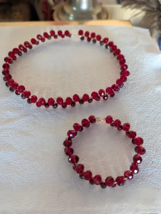 Gargantilla y pulsera de cristal rojo