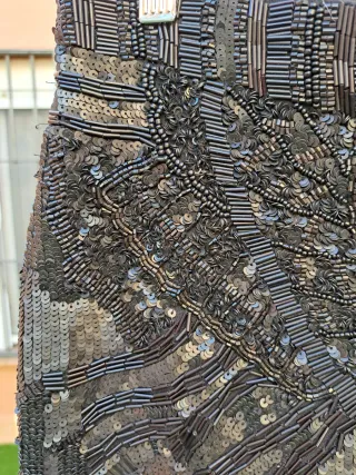 Falda negra corta con abalorios